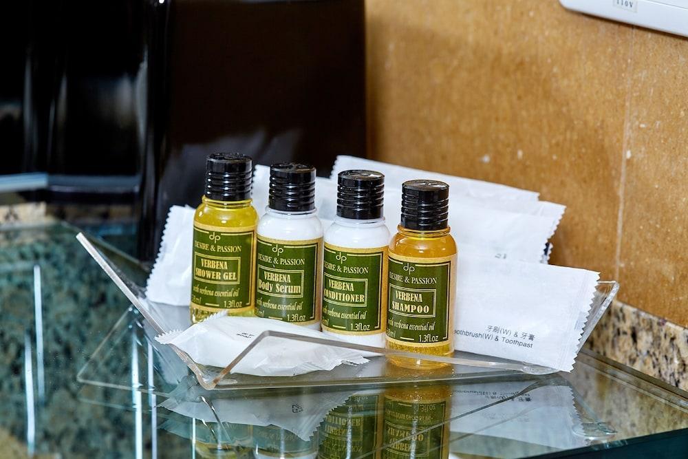 Ambassador Hotel Hsinchu Zewnętrze zdjęcie A selection of toiletries