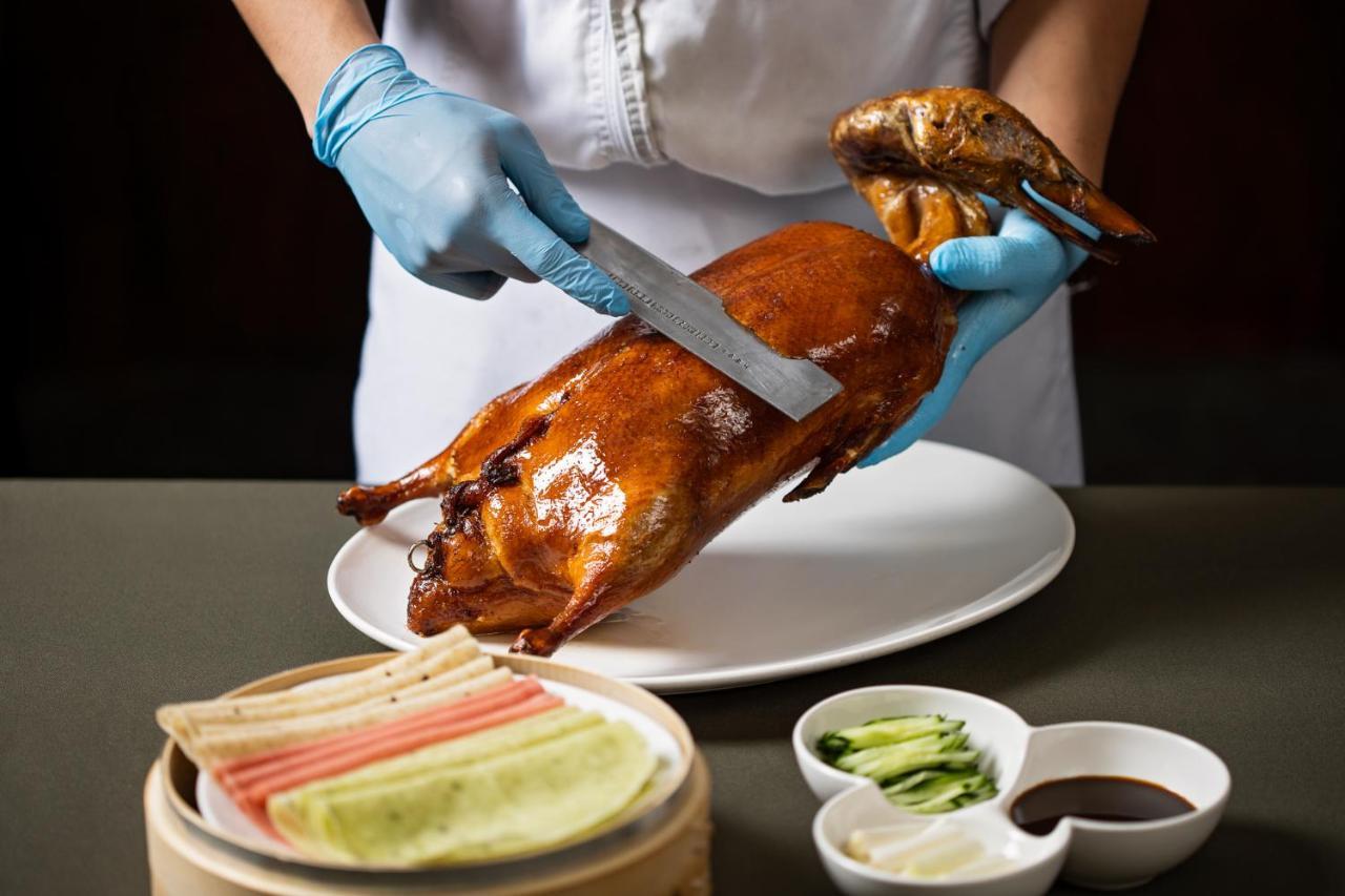 Ambassador Hotel Hsinchu Zewnętrze zdjęcie Peking duck being prepared