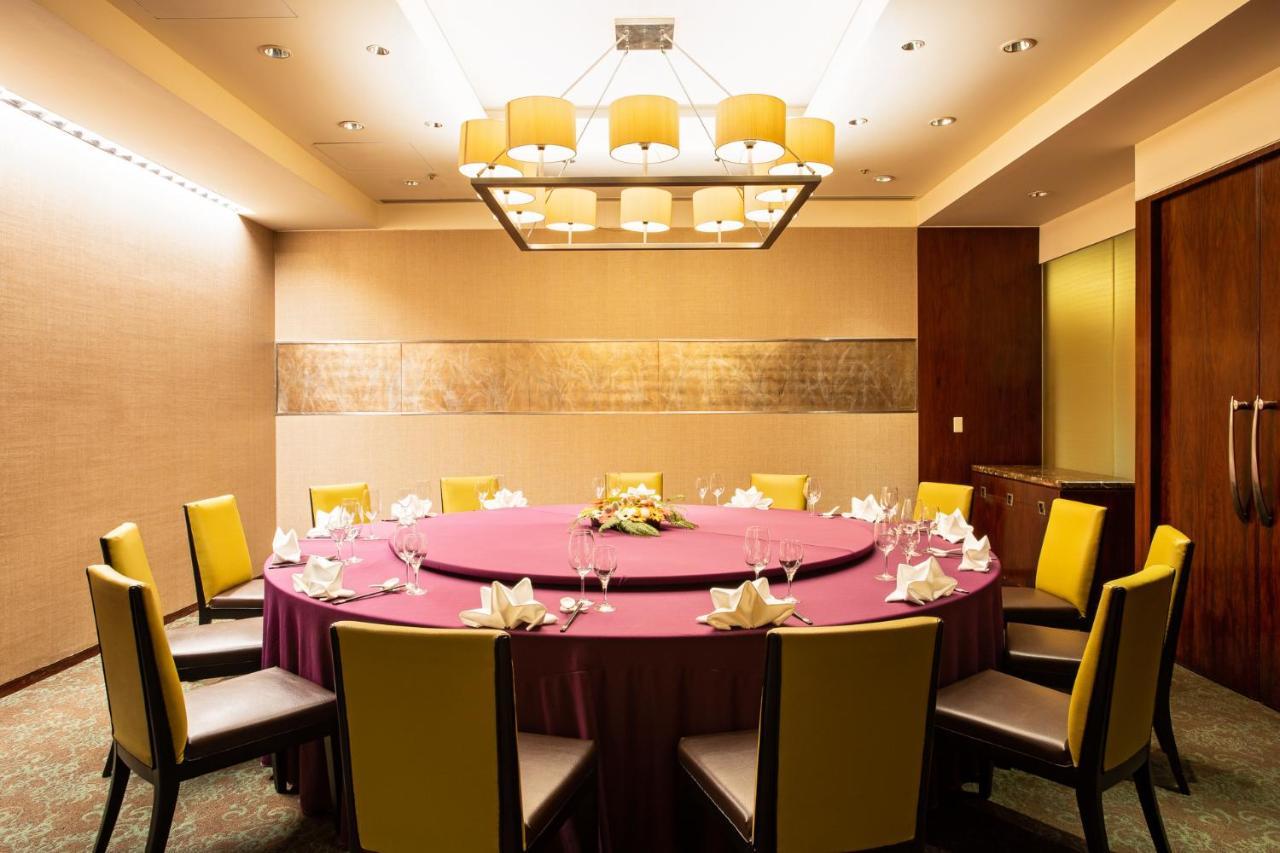 Ambassador Hotel Hsinchu Zewnętrze zdjęcie A private dining room at a restaurant in Hong Kong