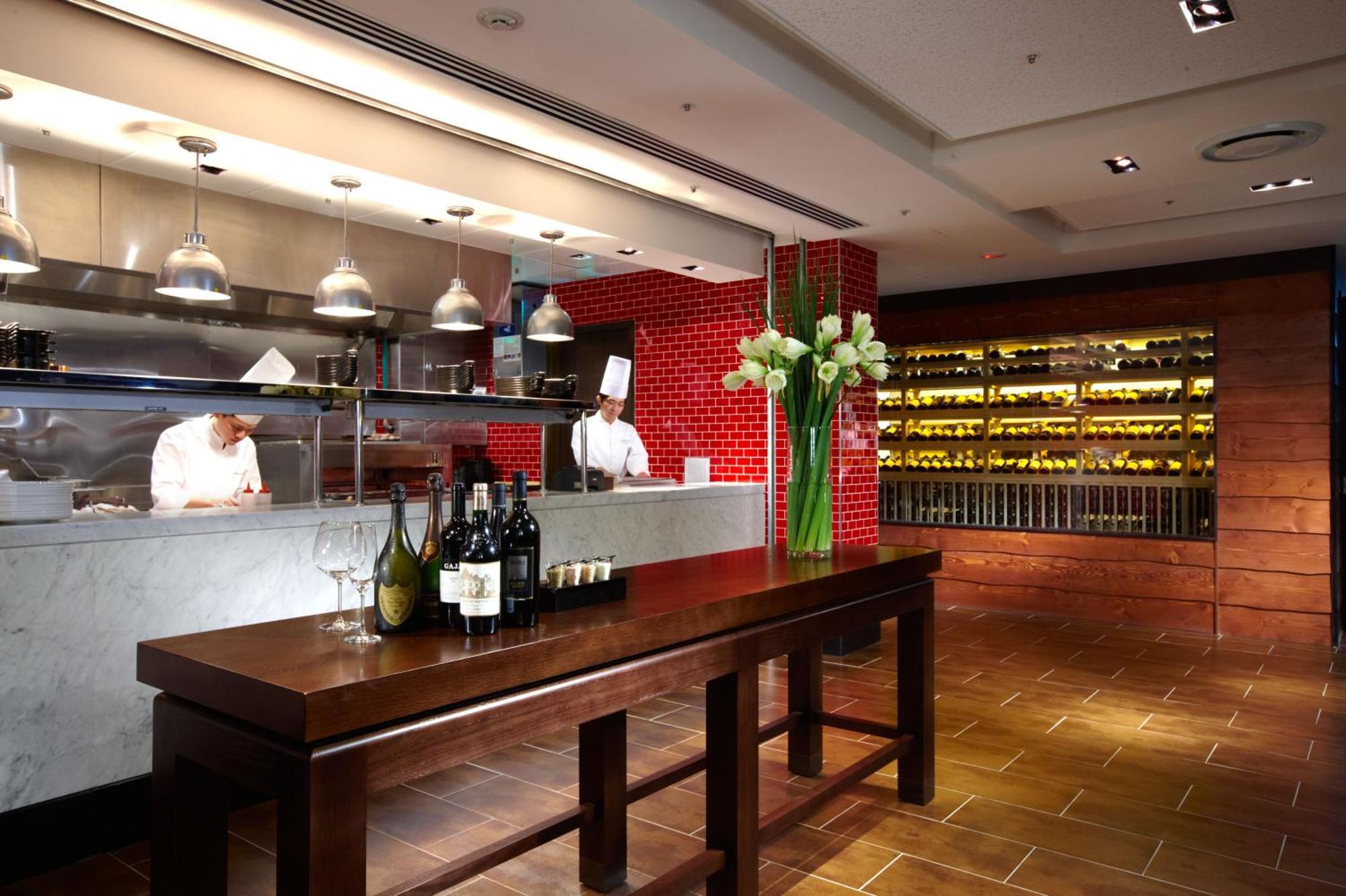 Ambassador Hotel Hsinchu Zewnętrze zdjęcie The open kitchen at the restaurant
