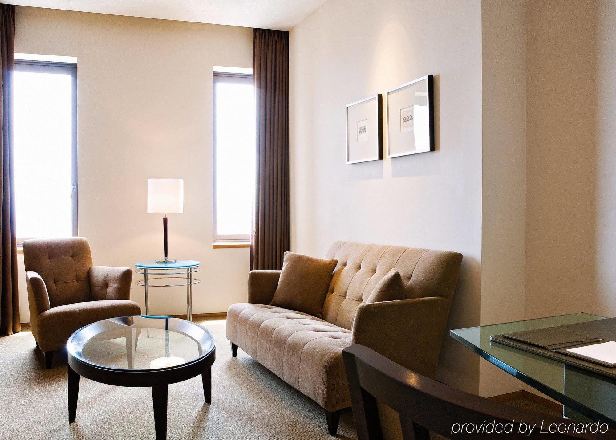 Ambassador Hotel Hsinchu Pokój zdjęcie A living room in a suite at the hotel