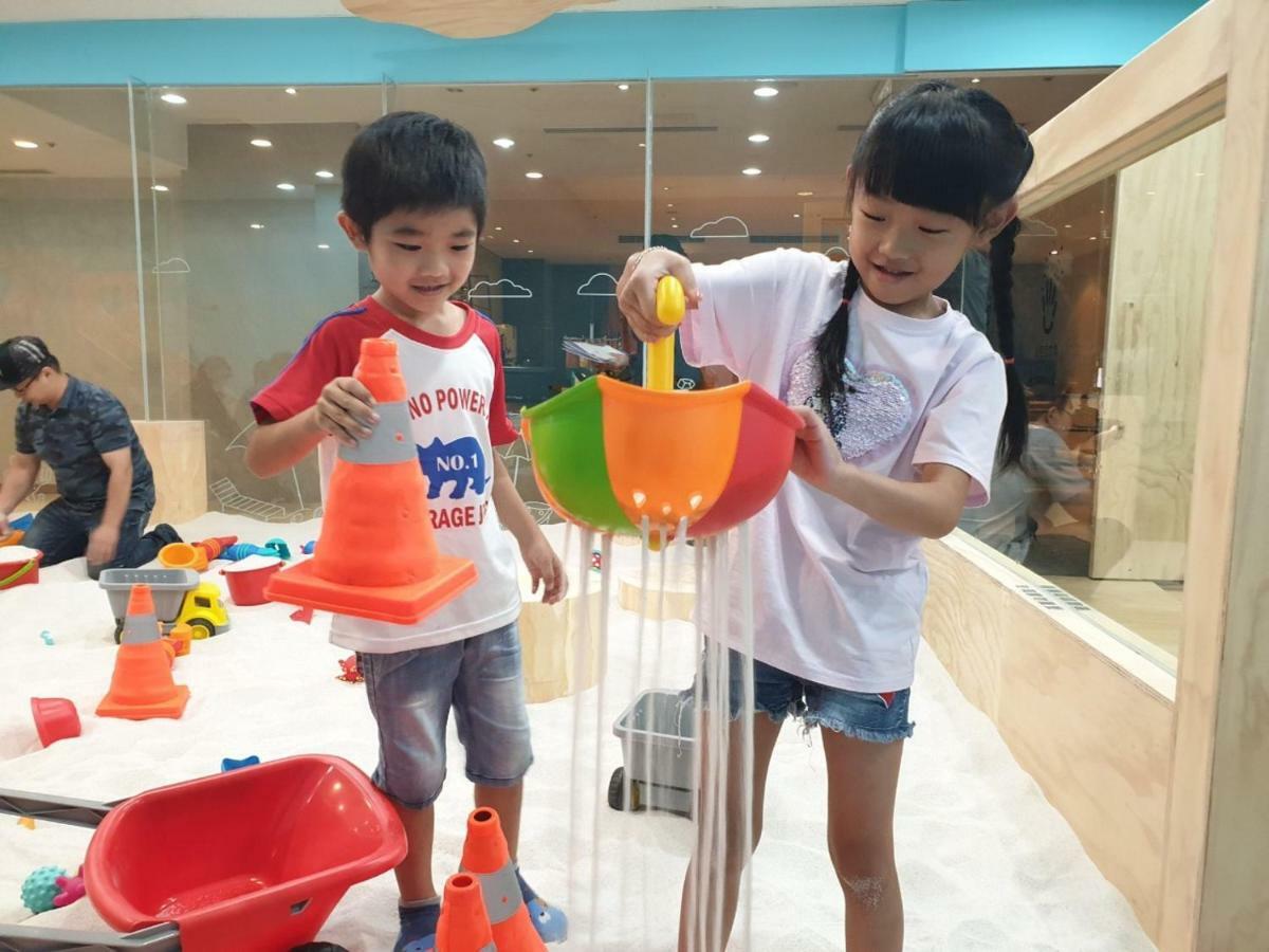 Ambassador Hotel Hsinchu Zewnętrze zdjęcie Children playing with water at the Waterworks Museum