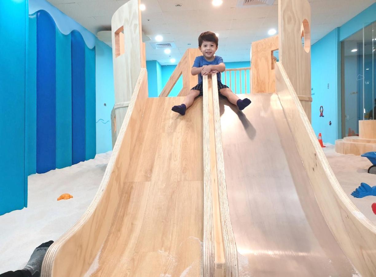 Ambassador Hotel Hsinchu Zewnętrze zdjęcie A child on a slide